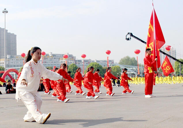 第八屆世界養(yǎng)生大會(huì)召開(kāi)，學(xué)生及愛(ài)好者表演“千人五禽戲”