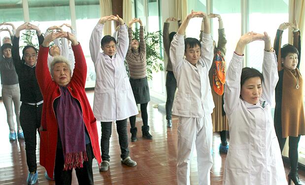 湖北省襄陽市中醫(yī)醫(yī)院治未病科醫(yī)患聯(lián)誼會中集體學(xué)習(xí)八段錦