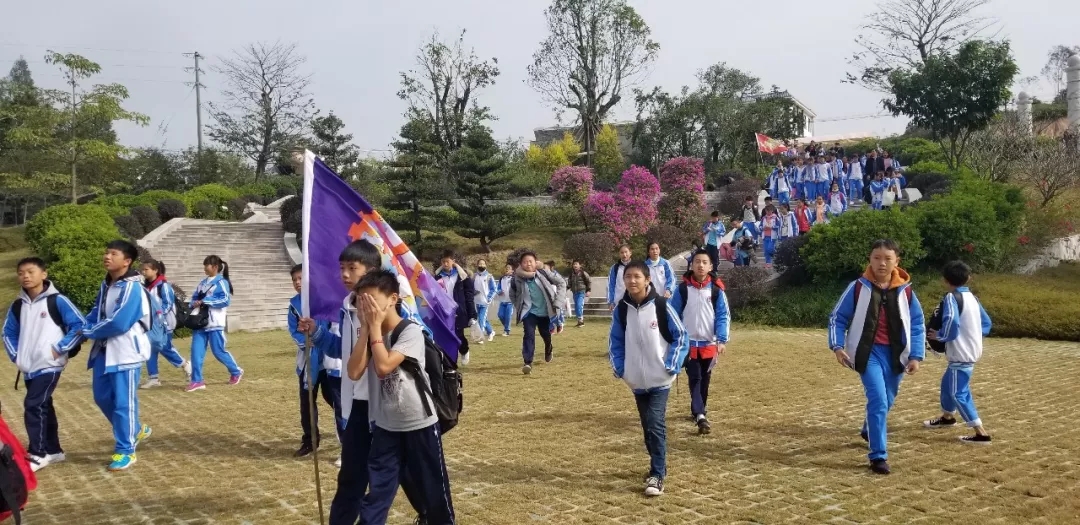 同學們進入園區(qū)集合