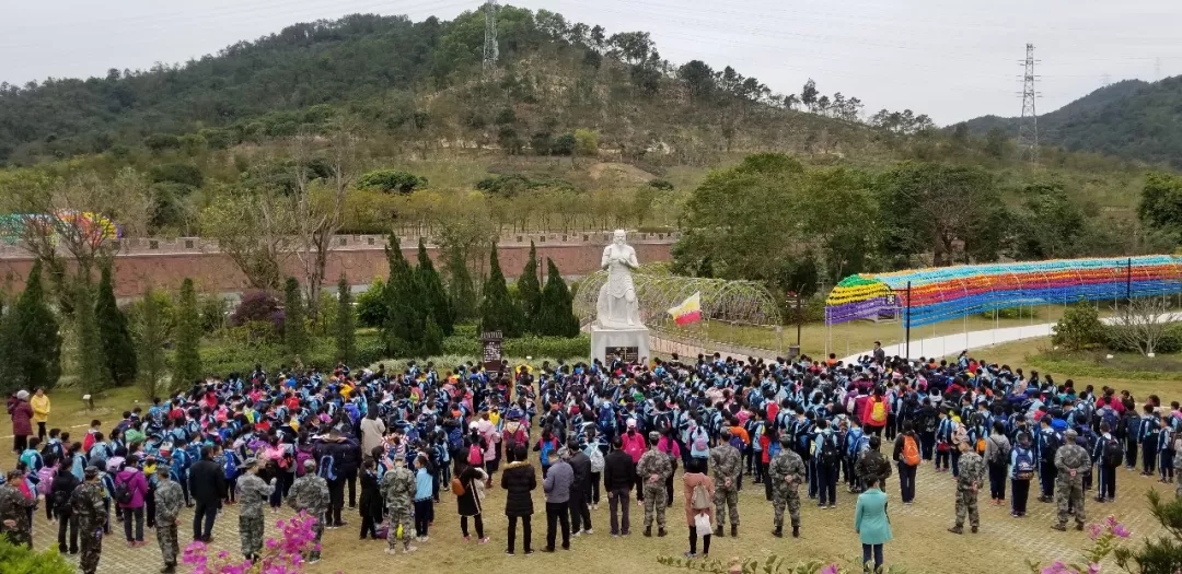 太平二小學(xué)生到達(dá)博覽園,參拜醫(yī)藥之祖——神農(nóng)