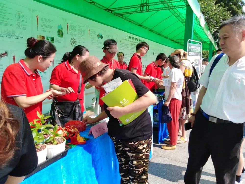 博覽園活動團隊開始布置展臺，市民上前圍觀并積極詢問